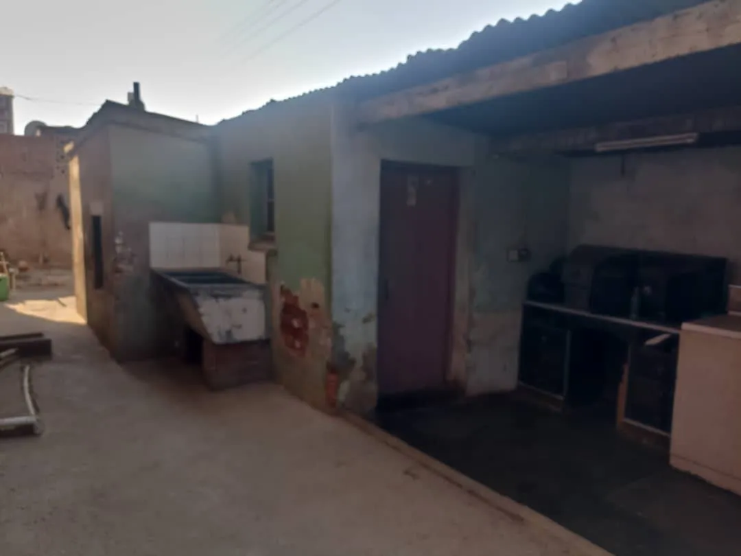 Duplex Avenues Commercial Building