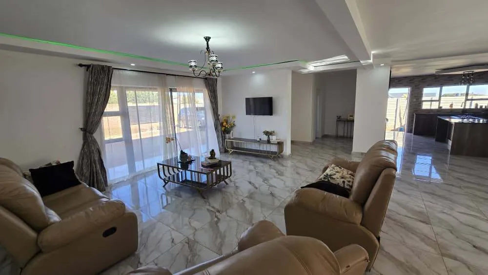 5 Beds House
